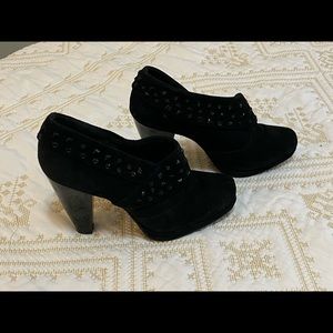 Black suede Kenneth Cole reaction boots. Black jet heading around the ankle